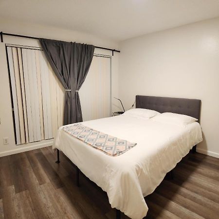 Centrally Located, 4X Queen, 300 Mbps Internet With Backyard! Hemet Εξωτερικό φωτογραφία